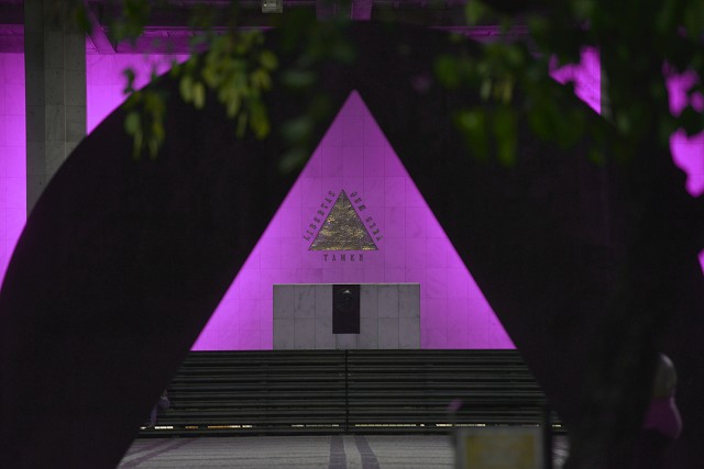 ALMG se ilumina de cor-de-rosa até o fim do mês de outubro