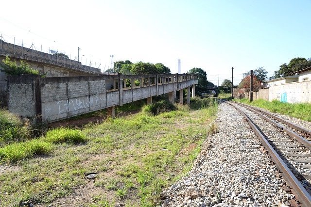 Passarela abandonada de futura estação da linha 2 do metrô, que ligaria Barreiro ao Calafate. Essa obra chegou a ser iniciada, mas foi paralisada em 2003 - Arquivo ALMG