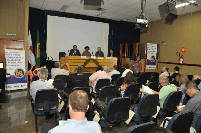 Na abertura do evento, palestrantes avaliaram realidades do salário mínimo na Europa e na América Latina