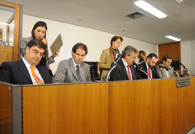 Nesta terça (15), o parecer sobre a proposição foi distribuído em avulso em reunião da Comissão de Fiscalização Financeira ampliada com membros das demais comissões