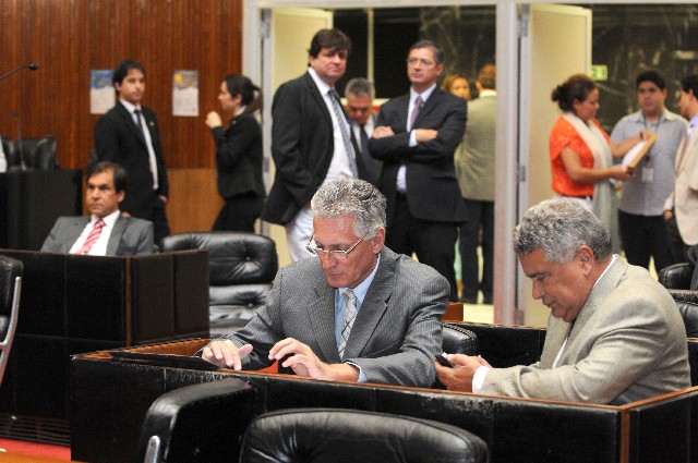 Deputados em Plenário na Reunião Ordinária realizada nesta terça-feira (9)