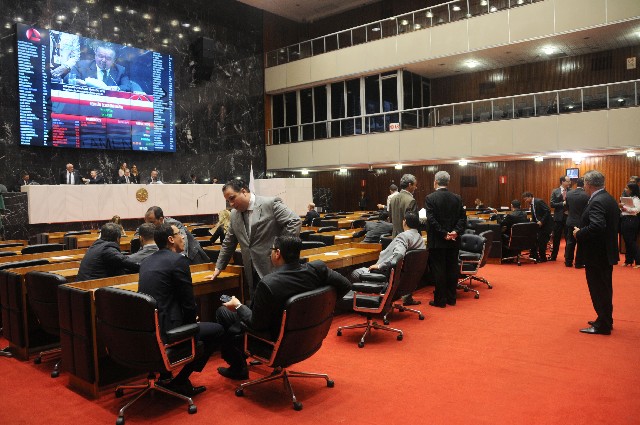 A reunião foi marcada por embate entre os deputados, que fizeram pronunciamentos sobre a gestão do governador Fernando Pimentel
