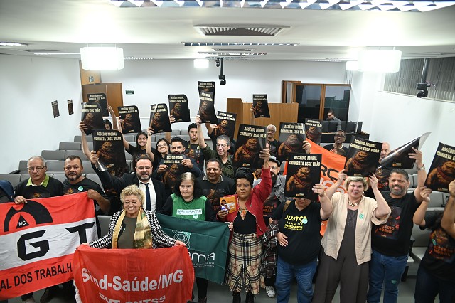 Entidades participantes da audiência pousam para foto ao final da audiência sobre assédio