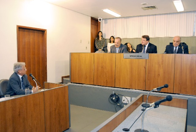 O engenheiro civil Célio Dantas de Brito detalhou sua trajetória profissional e suas experiências nos setores público e privado