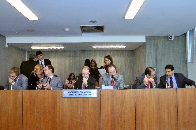 O Projeto de Lei 2.544/15 trata do parcelamento de créditos estaduais, tributários e não tributários, dos quais sejam devedoras empresas em processo de recuperação judicial