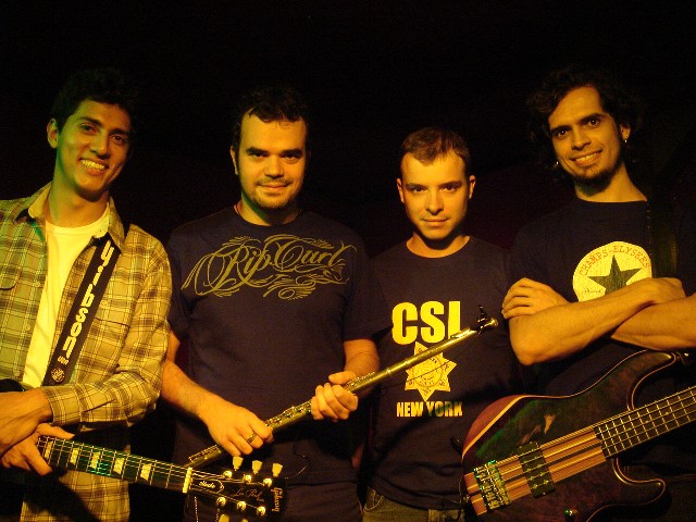 Quarteto interpreta sucessos em versões com novidades e improvisos
