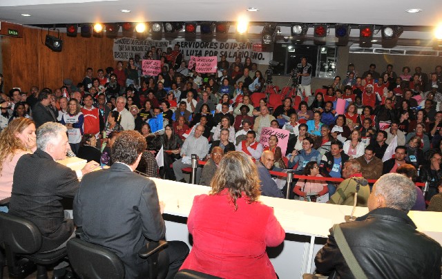 Com o Teatro lotado, o objetivo da reunião foi debater o aumento salarial para o funcionalismo público do Estado e sua política remuneratória