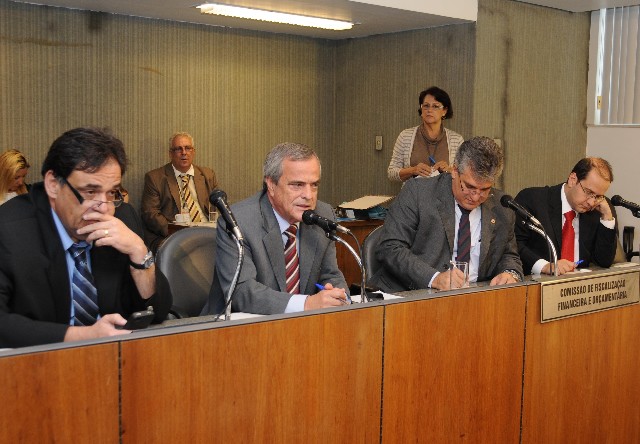 Antônio Júlio (ao mic.) foi o relator do projeto, que trata do uso de sacola ecológica