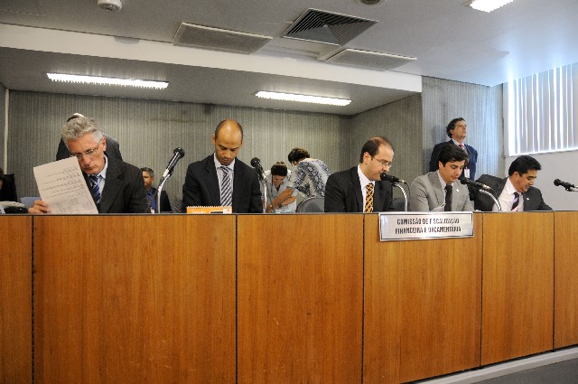 Deputados na reunião da Comissão de Fiscalização Financeira realizada nesta quarta-feira (19)