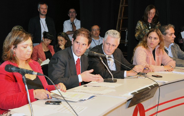Beatriz Cerqueira (à dir.) criticou a ausência da secretária de Estado Renata Vilhena, representada por Helga Gonçalves (à esq.)