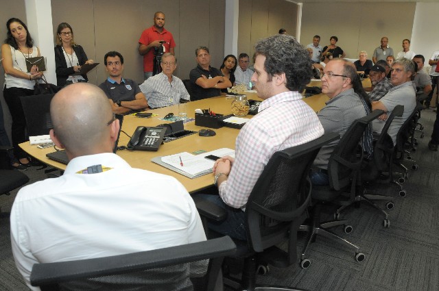 Representantes de associações e de diversos condomínios da região participaram de visita à empresa Via 040