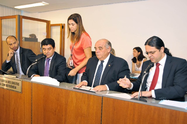 PL 3.037/12 foi relatado pelo deputado Elismar Prado (à dir.)