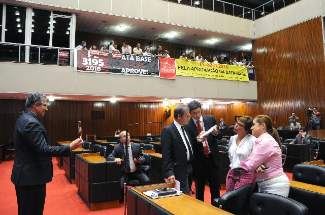 Os projetos foram votados durante a Reunião Extraordinária de Plenário desta quarta (13)