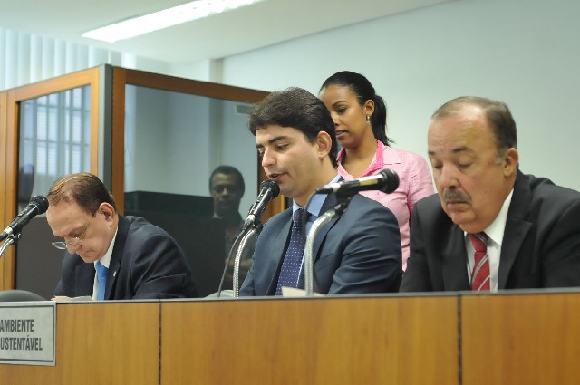 Cássio Soares (centro) opinou pela aprovação da proposta na forma do substitutivo nº 1, da CCJ