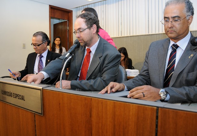 Deputados distribuem em avulso relatório final.