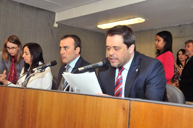 Todos os requerimentos aprovados são de autoria do deputado Noraldino Júnior (centro)