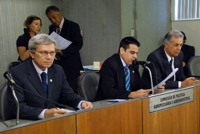 Deputado Fabiano Tolentino lê substitutivo que apresentou ao projeto