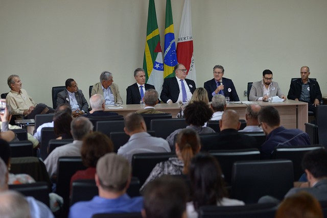 O prefeito de Viçosa entregou à comissão um documento com as principais reivindicações das cidades da região para melhorar as ferrovias que cortam os municípios