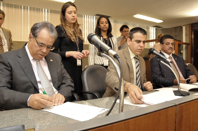 Os requerimentos foram feitos pelos deputados Nozinho, Fabiano Tolentino e Emidinho Madeira