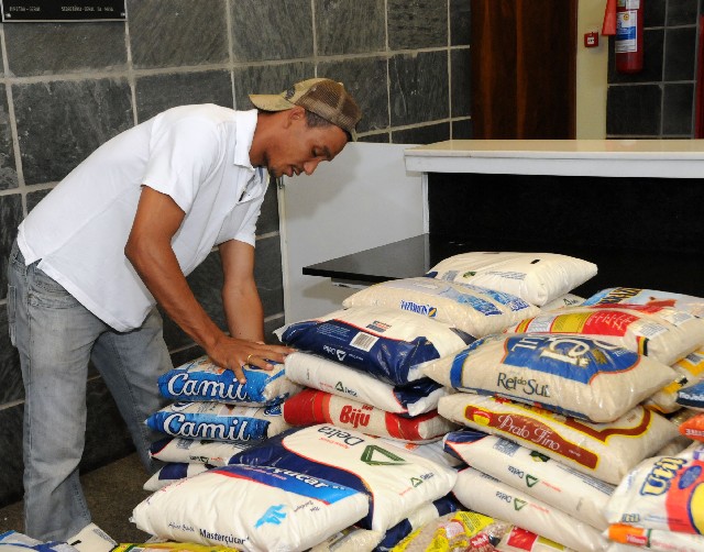 Entrega dos alimentos arrecadados para a Leuceminas