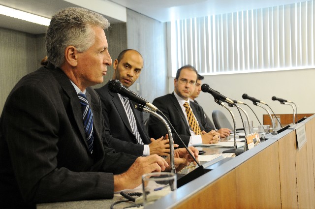 O deputado Rogério Correia (à esquerda) defendeu a importância do PL 2.352/11