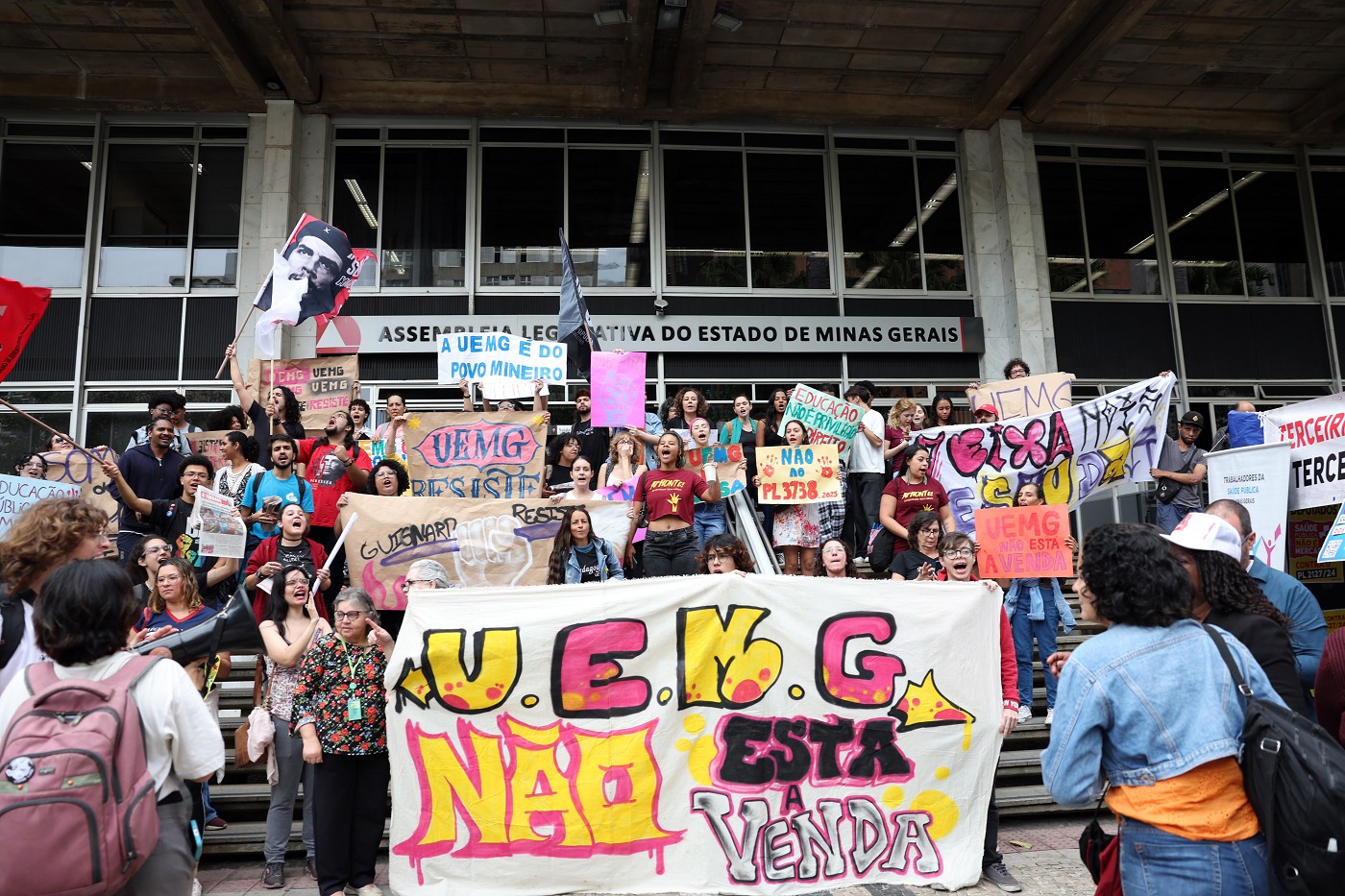Manifestação em defesa da Uemg
