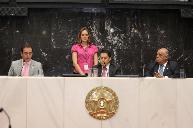 Emenda do governador lida em Plenário altera PL para reposicionar servidores da carreira da enfermagem
