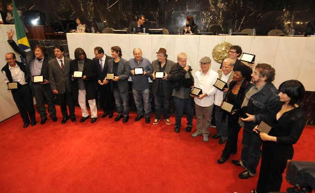 Os deputados entregaram placas alusivas à homenagem aos músicos ou seus representantes