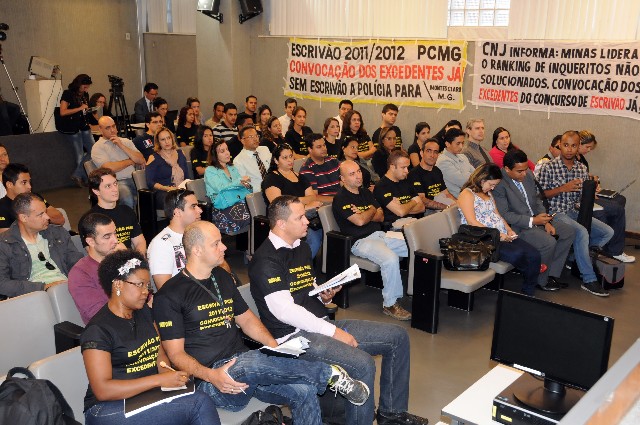 Excedentes do concurso de escrivão acompanharam a reunião na manhã desta terça-feira (6)
