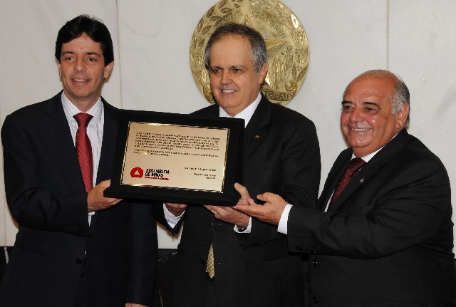 Luiz Henrique recebe placa alusiva à homenagem das mãos dos deputados Dinis Pinheiro e Dalmo Ribeiro
