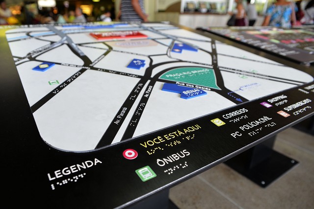 Em formato de maquete, os mapas trazem informações sobre o que encontrar em cada pavimento da rodoviária, bem como no entorno do terminal
