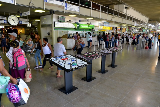 No hall principal da rodoviária foram instalados quatro mapas táteis
