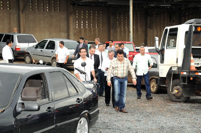 Durante a visita, deputados defenderam lei para simplificar leilão de veículos