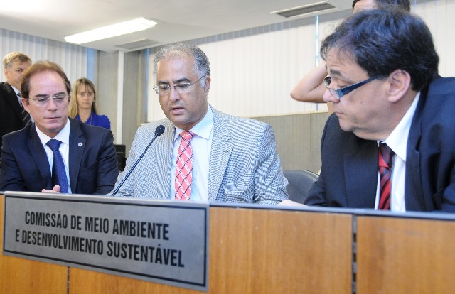 O deputado Célio Moreira (centro) também é o presidente da comissão