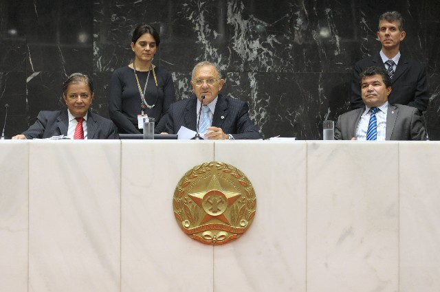 Deputados falaram sobre a PEC 3/15, que visa a garantir a efetivação de servidores públicos estaduais