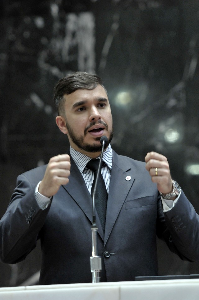 A interdição da Bíblia nas comunidades terapêuticas foi o tema do deputado Léo Portela