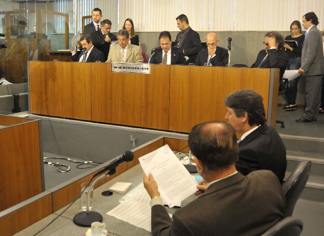 As duas proposições receberam propostas de alteração de texto (substitutivos) dos relatores na Comissão de Constituição e Justiça