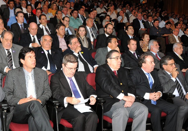 O presidente Dinis Pinheiro (à esq.) participou do evento do Programa Mineiro de Empreendedorismo e Gestão para Resultados Municipais, em Belo Horizonte