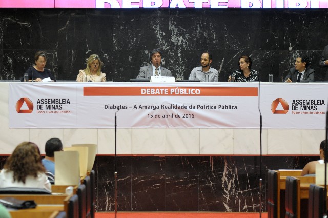 O deputado Antônio Jorge (centro) anunciou que será disponibilizado um site para receber queixas de pessoas que não foram atendidas com tratamento adequado