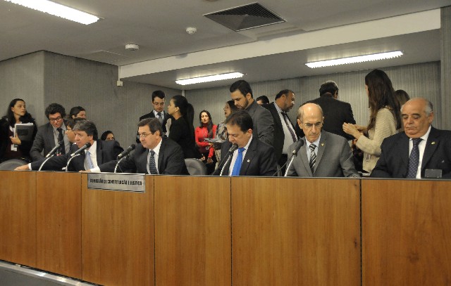 O relator foi favorável à tramitação do projeto, na forma do substitutivo n°1 , apresentado por ele