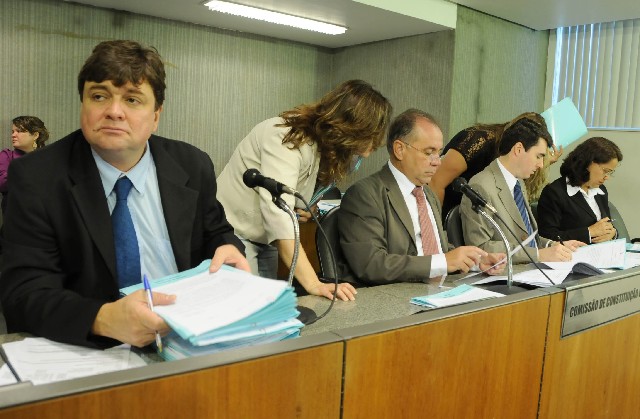 Deputado André Quintão (1º a esquerda) foi relator do PL 1.545/11