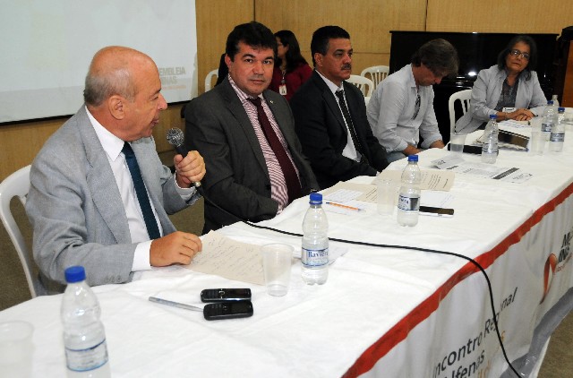 Angelo Oswaldo (à esquerda) considerou como essencial os subsídios colhidos no Estado pelos fóruns técnicos