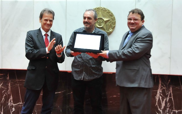 O presidente da Rádio Inconfidência, Flávio Henrique de Oliveira (centro), recebeu placa alusiva à homenagem