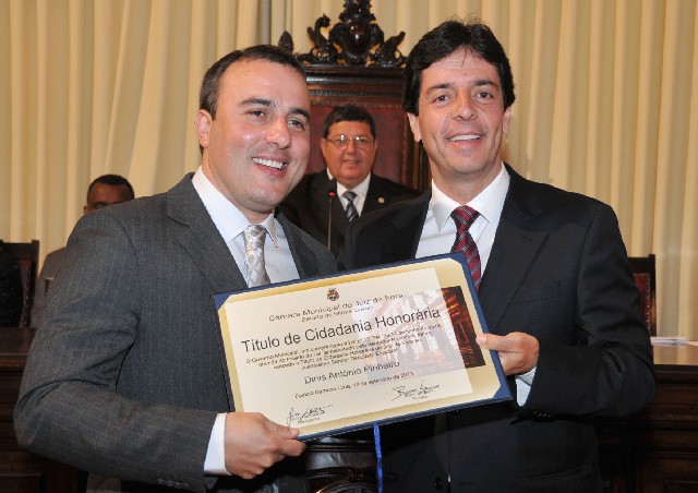 O vereador Noraldino Júnior entrega placa alusiva à homenagem ao presidente Dinis Pinheiro