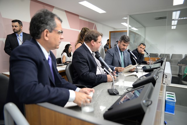 Comissão aprovou requerimentos para debater pedágio e pavimentação em estradas de Minas.