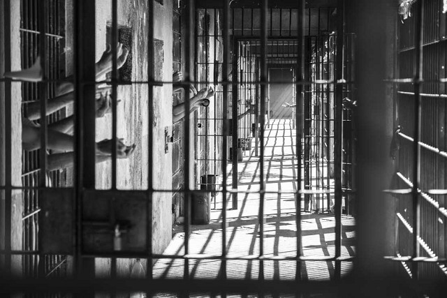 Joanna utiliza a fotografia documental para  mostrar o dia a dia de um presídio brasileiro