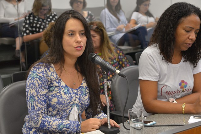 Ana Paula (esquerda) defendeu aumentar o efetivo nos plantões de atendimento das delegacias de atendimento à mulher