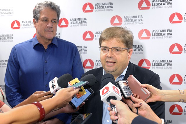 Presidente Agostinho Patrus (à direita) quer conciliação para evitar ida à Justiça