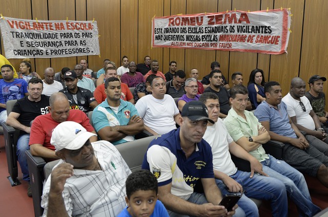 Com faixas e cartazes, vigilantes protestaram contra fim da segurança privada nas escolas