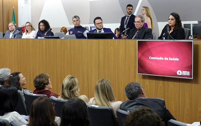 Comissão de Saúde - entrega de votos de congratulações com profissionais de enfermagem